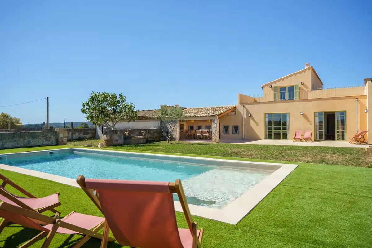 Foto de la piscina y jardín de Hostal des Bou