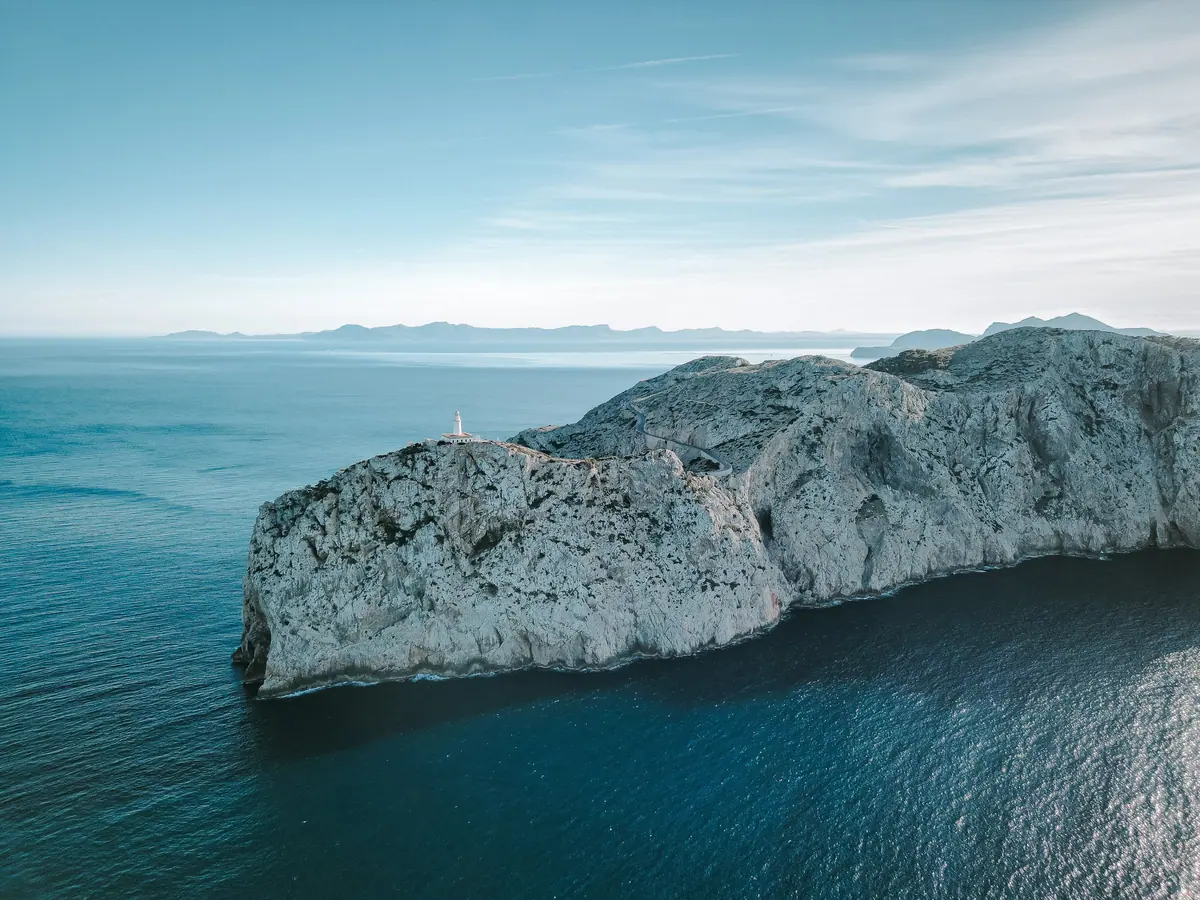 Vista aérea del cabo de Formentor y su faro sobre el mar